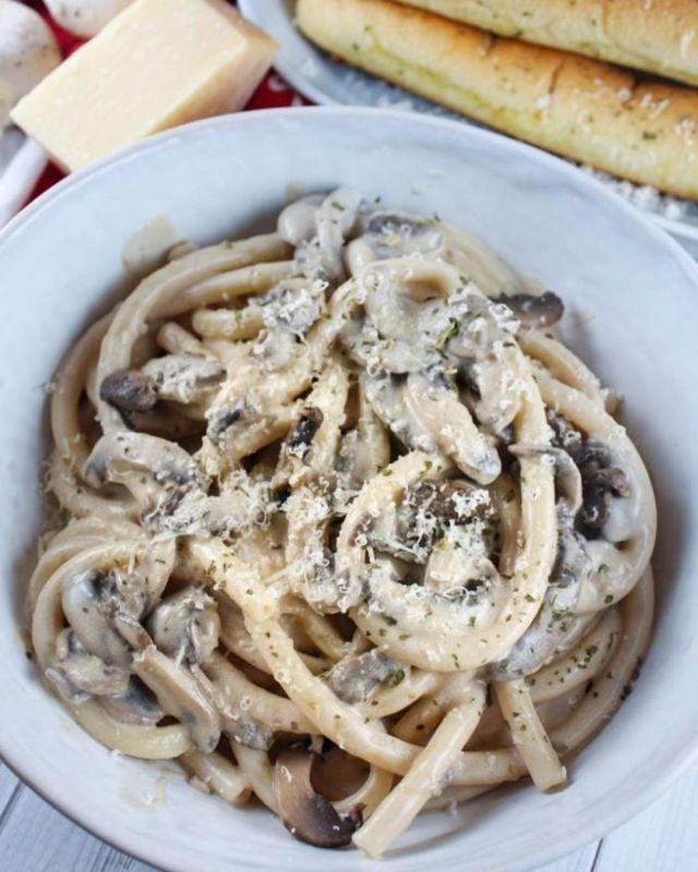 Copycat Olive Garden Creamy Mushroom Sauce takes their classic Alfredo sauce and lightens it up a touch with the addition of lots of mushrooms! It’s a perfect weeknight dinner since it’s ready in about 10 minutes! This mushroom sauce makes an appearance on their “all you can eat” pasta menu from time to time – but now – you can have it whenever you want! #olivegarden #recipes #dinnerrecipes #recipeofthe day #mushroom #pasta