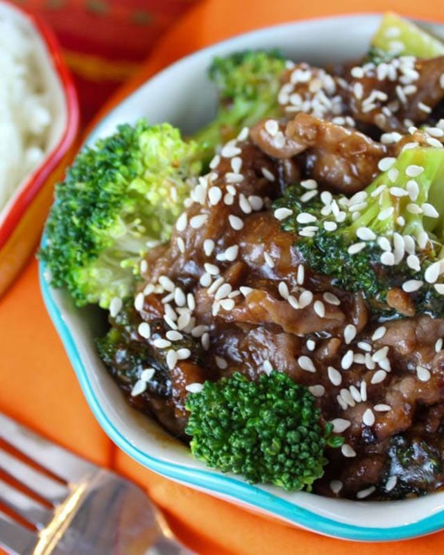 This Weight Watchers Beef & Broccoli is also a delicious copycat of my favorite Chinese takeout dish! A rich homemade teriyaki sauce and loads of fresh broccoli make this a very healthy dinner option you can make it in about 10 minutes! #weightwatchers #beefandbroccoli #takeout #homemade #cookingathome #easyrecipes