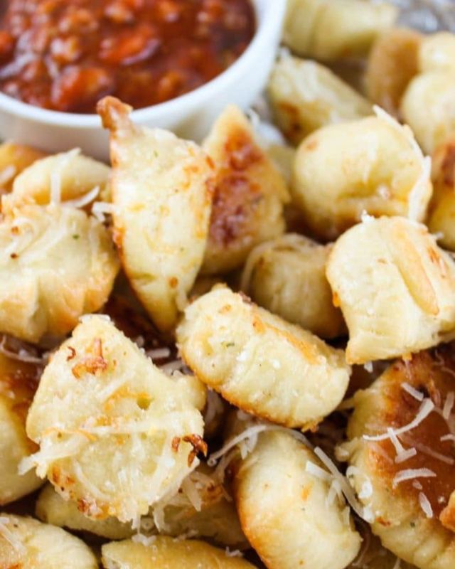 This copycat recipe of Domino’s Parmesan Bread Bites are addictive and will have you licking your fingers in under 30 minutes! These bread bites are topping with melted butter, garlic and Parmesan cheese for a delicious side dish or appetizer! #dominos #breadbites #copycatrecipes #easyrecipes #foodie #foodblogger