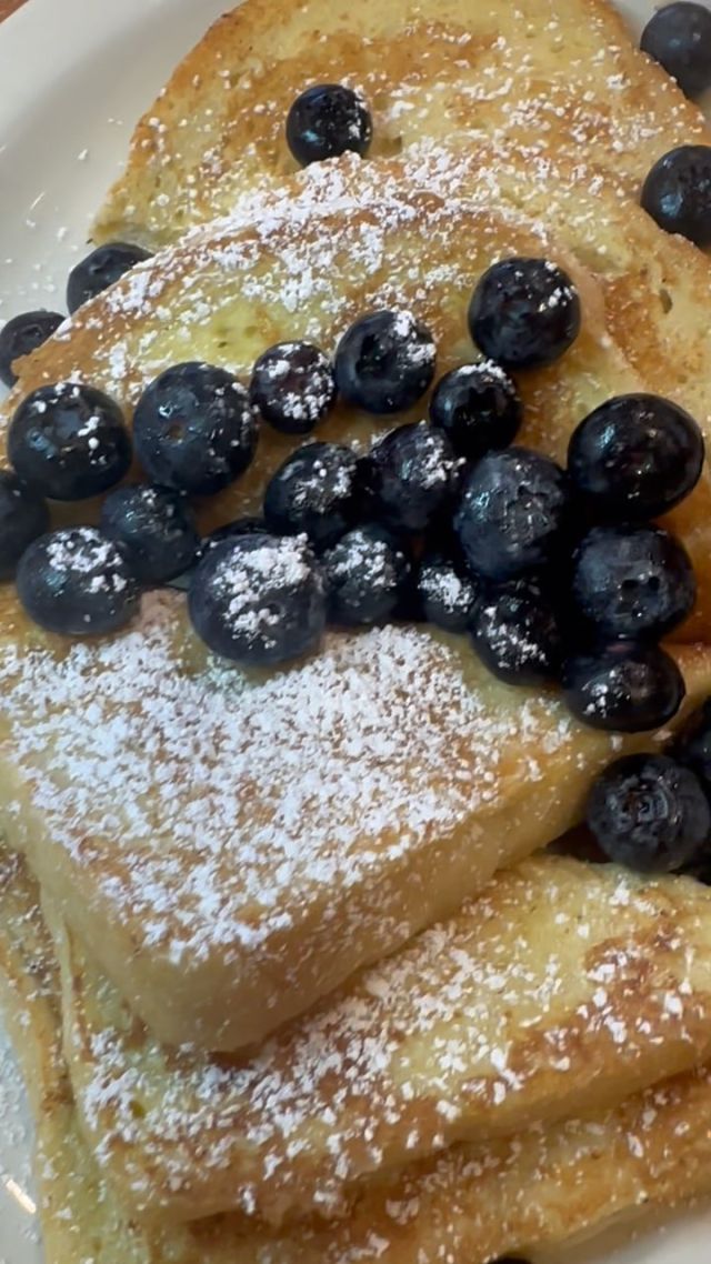 If there’s one meal I ❤️❤️ more than any other - it’s BREAKFAST!!!! And the @donutholeflorida in Destin does it right! 

We loaded UP on breakfast:
- Pimento Cheese Tater Tots - so cheesy!!!!
- French Toast smothered in blueberries- light and sweet
- Biscuits & Bacon - not like you can go wrong here! 🥓 is THICK (like me!)
- Huevos Rancheros - crispy tostada topped with EVERYTHING delicious! Perfect runny egg!!! My favorite!
- 🍩 Donuts - we got those too! 

This is a true mom & pop joint - and be prepared to wait if you’re there at a popular time - we got lucky! 

#destin #destinflorida #visitflorida #floridafoodie #cincinnatiblogger #travelblogger