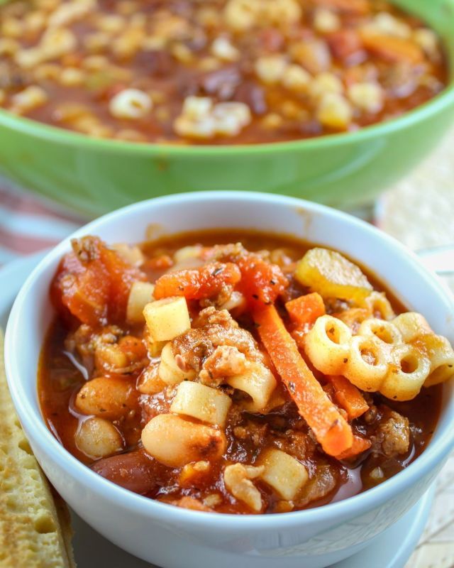 This Olive Garden Pasta Fagioli recipe will have you feeling like you just walked into the garden of olives! It’s like an Italian version of chili with sausage, carrots, onion, celery, tomatoes, beans and so much more! This is a perfect copycat recipe and tastes exactly like the real thing. #copycat #copycatrecipe #copycatrecipes #copycatrecipesuccess #copycatwednesday #olivegarden #pastafagioli