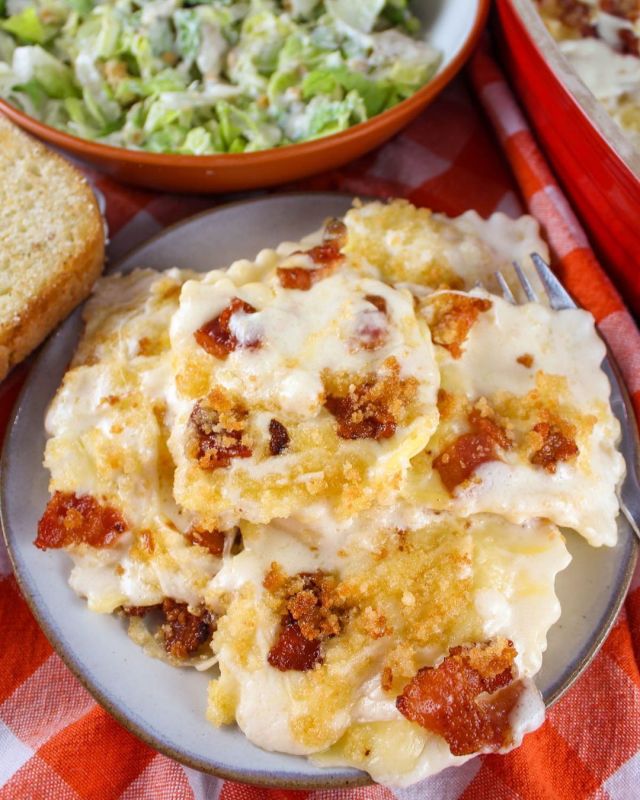 Olive Garden Ravioli Carbonara is a creamy and delicious dish! Loads of cheese ravioli coated in this delicious alfredo carbonara sauce topped with smoky bacon pieces, more cheese and a crunchy topping! #copycat #copycatrecipe #copycatrecipes #copycatrecipesuccess #copycatwednesday
