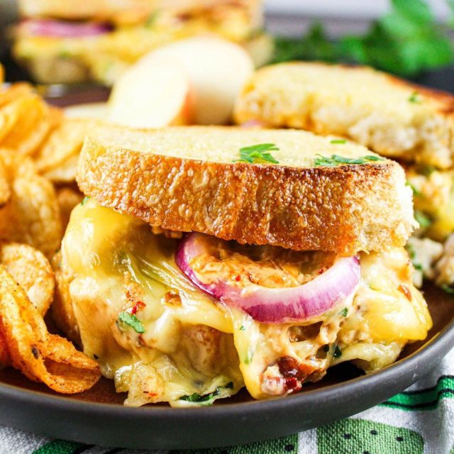 The new Panera Southwest Chicken Melt Sandwich is a delicious sandwich - ➡️ ➡️ Comment RECIPE and I'll DM you the info!

It's even better when you make it at home!! Shredded chicken, smoked gouda, red onion, cilantro and chipotle aioli on thick slices of toasted sourdough. 

#copycat #copycatrecipe #copycatrecipes #copycatrecipesuccess #copycatwednesday #panera #youpicktwo