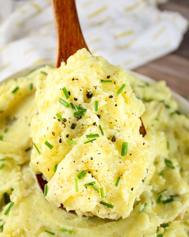 Roasted Garlic Mashed Potatoes with Cottage Cheese are my new favorite way to make mashed taters! ➡️ ➡️ Comment RECIPE and I'll DM you the info!
 
They’ve got that creamy texture and are so full of rich flavor from the roasted garlic! Cottage cheese might seem odd – but trust me – this secret ingredient works! #mashedpotatoes #cottagecheese
