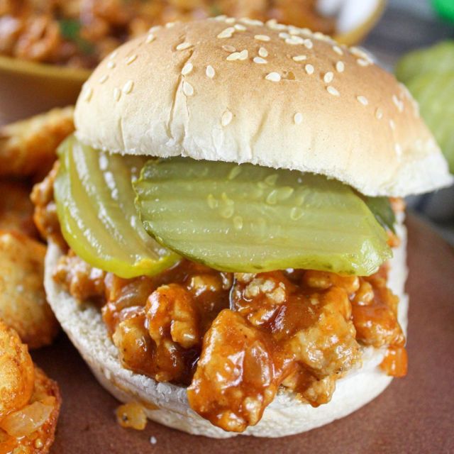 Sloppy Joes with Ground Chicken are sweet and tangy but have fewer calories than the traditional ground beef version! ➡️ ➡️ Comment RECIPE and I'll DM you the info!

Bonus – they go from fridge to table in 15 minutes! #sloppyjoes #groundchicken #healthydinner #quickdinner