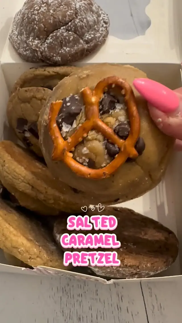Wow @bakedbybrownbutter really did it with this one! Four cookies. Four quarters. 

Get a box of 8 gourmet cookies with 4 flavors for the big game! Order by Feb 2 @bakedbybrownbutter or bbbbutter.com!

My fave is LAVA CAKE!!!! Yours? 

#cincinnati #cincy #cincinnatiohio #cincinnatifood #gourmetcookies