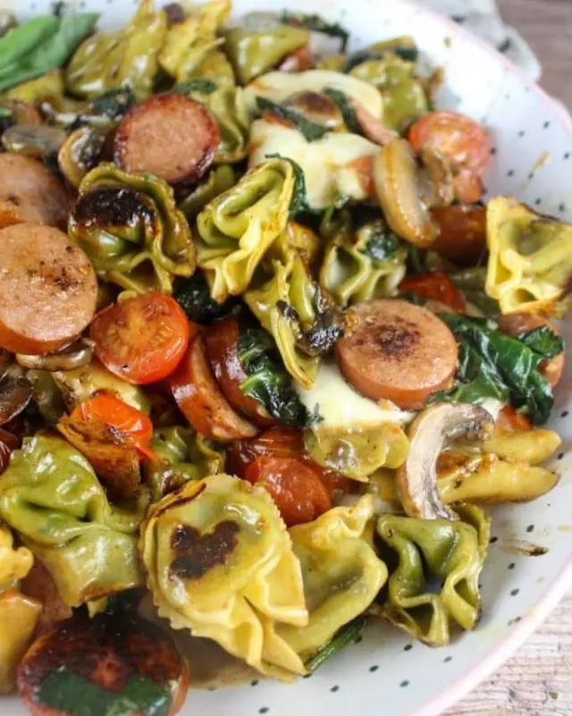 Blackstone Tortellini. Cheesy pasta, smoked sausage, veggies, one griddle, no pans to clean. Comment RECIPE and I'll DM you!

#blackstone #tortellini #foodhussy

https://www.thefoodhussy.com/blackstone-tortellini/